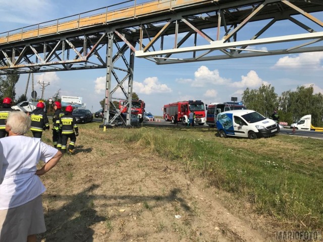 Według wstępnych ustaleń policjantów, 87-letni kierujący fiatem, wyjeżdżając z drogi podporządkowanej, wymusił pierwszeństwo przejazdu na 38-letnim kierowcy peugeota. W wyniku zderzenia ranny został kierowca fiata - śmigłowiec LPR przetransportował go do USK  Opolu. Na badania został też zabrany 9-letni pasażer peugeota. Zgłoszenie wypadku policjanci otrzymali o godz. 12.26.