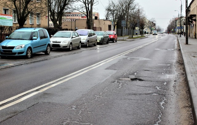 Kierowcy są wściekli na coraz gorszy stan ul. Kaliskiej (droga wojewódzka 703).