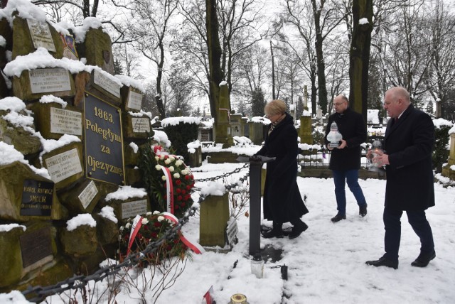 Przy kopcu powstańczym na Starym Cmentarzu złożono kwiaty oraz zapalono znicze. Na zdjęciu:  zastępca prezesa IPN dr Mateusz Szpytma, wicewojewoda małopolski Ryszard Pagacz oraz zastępca dyrektora Oddziału IPN w Krakowie Cecylia Radoń