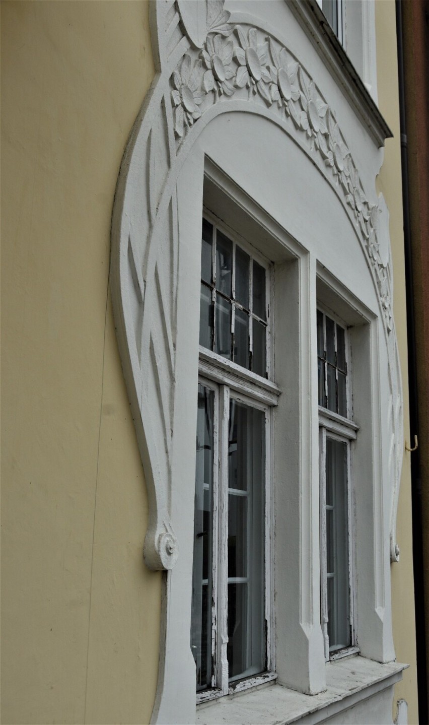 Okno kamienicy przy ul. Kościuszki 6.