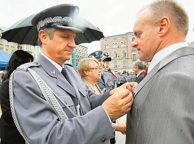 Odznaczenia wręczał nadinsp. Waldemar Jarczewski, zastępca...