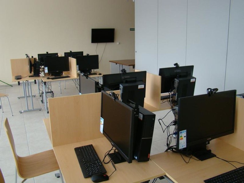 W sali multimedialnej jest m.in. 12 stanowisk komputerowych,...