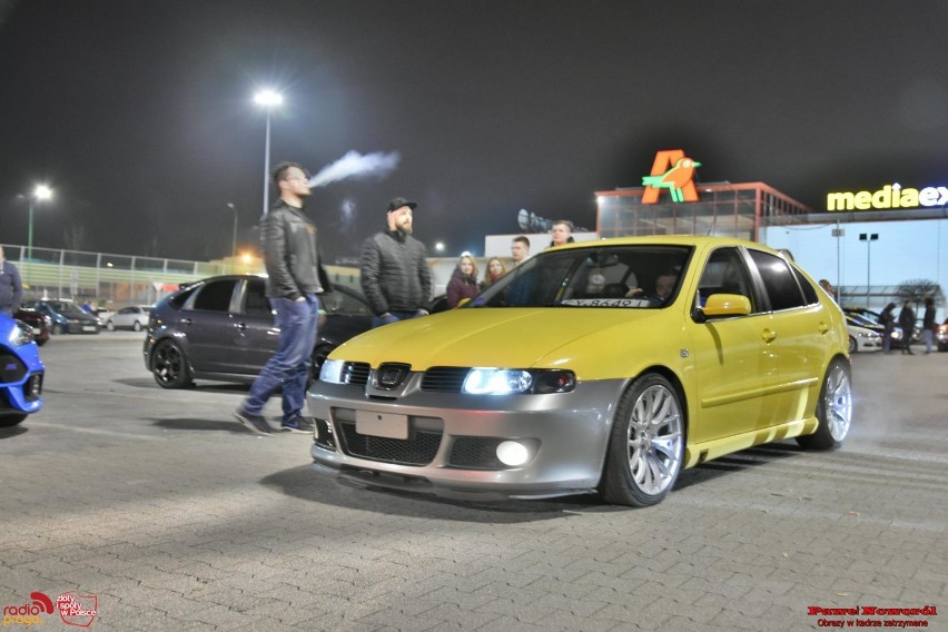 Dąbrowa Górnicza: Zlot samochodowy na parkingu przy Auchan [ZDJĘCIA]