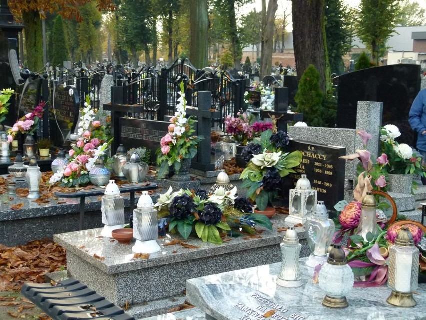 Stary cmentarz w Zduńskiej Woli po Wszystkich Świętych