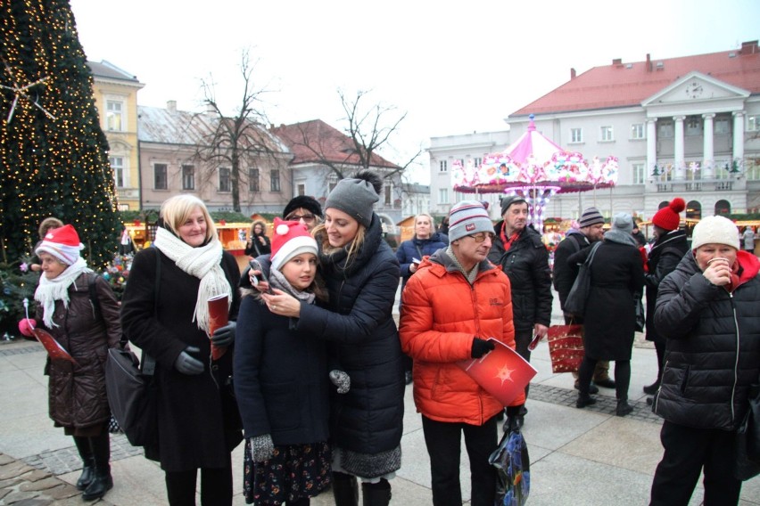 Młodzież z Domu Kultury "Zameczek" kolędowała na Rynku w Kielcach [WIDEO, zdjęcia]