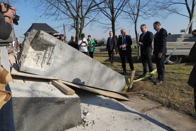 Gmina Prószków jako pierwsza w Polsce odpowiedziała na apel prezesa IPN. Historyk zachęcał samorządy do przeprowadzenia procesu dekomunizacji przestrzeni publicznej pokazując ciągłość ideową pomiędzy zbrodniczym Związkiem Sowieckim a współczesną Rosję niszczącą Ukrainę i jej obywateli.