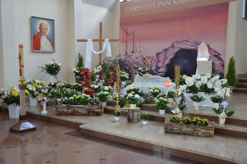 Wielkanoc 2021. Groby Pańskie w lęborskich kościołach. Adoracja przez parafian