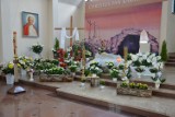 Wielkanoc 2021. Groby Pańskie w lęborskich kościołach. Adoracja przez parafian