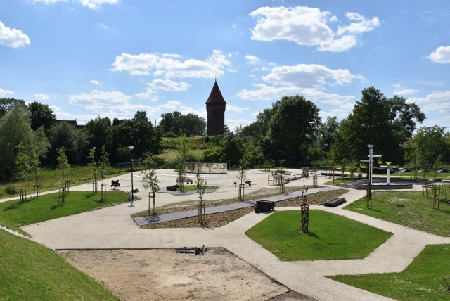Plac zabaw powstaje w pobliżu zamku, między ulicą Parkową a rzeką Nogat.