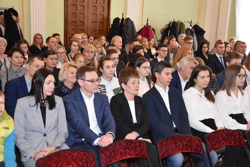 59 najzdolniejszych uczniów z Kalisza i sąsiednich powiatów nagrodzonych stypendiami premiera