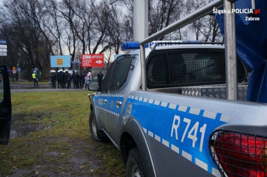 Zabrze: Chcieli wnieść niebezpieczne przedmioty na stadion. Zostali zatrzymani [ZDJĘCIA]