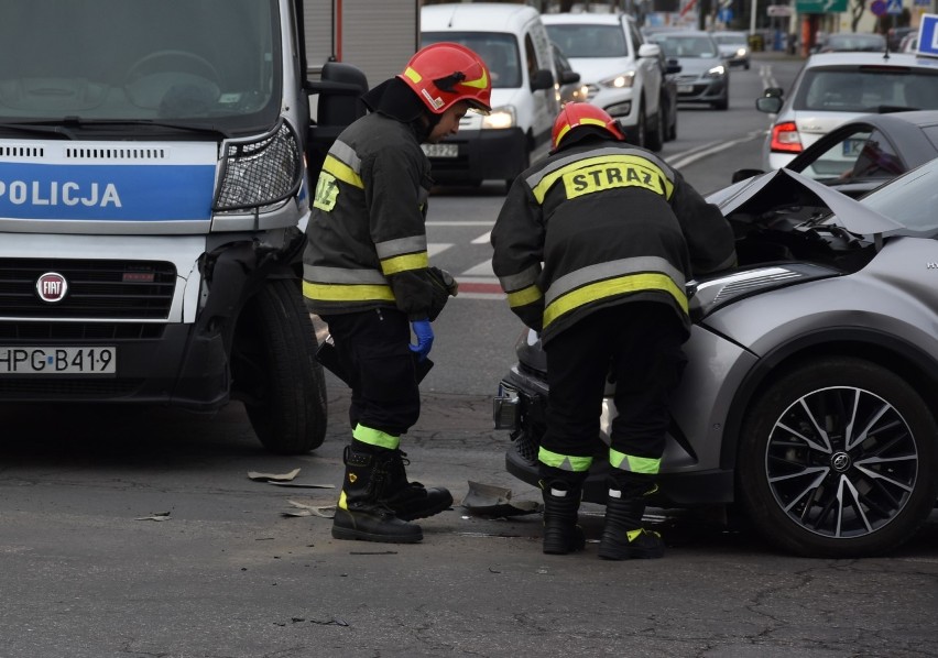 Tarnów. Radiowóz zderzył się z toyotą. Na sygnale wjechał przy czerwonym świetle na skrzyżowanie al. Solidarności i Klikowskiej [ZDJĘCIA]