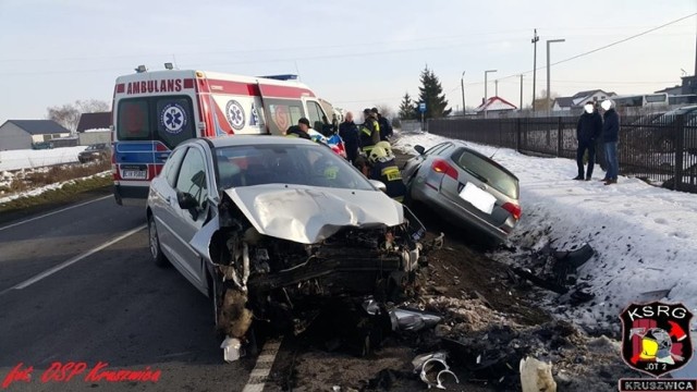 Wczoraj na drodze krajowej nr 62 w Grodztwie (gmina Kruszwica) zderzyły się dwa samochody osobowe: opel i peugeot. Dwie osoby trafiły do szpitala. 


Flesz - wypadki drogowe. Jak udzielić pierwszej pomocy?

