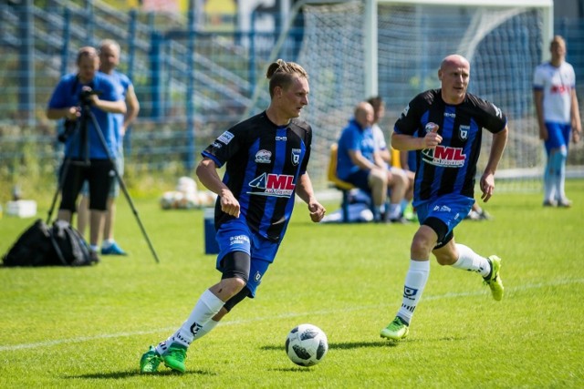 Zawisza Bydgoszcz zremisował z Jeziorakiem Iława 1:1 (1:0) w sparingu przygotowującym do nowego sezonu w IV  lidze. Gola dla niebiesko-czarnych strzelił Patryk Straszewski (44). Zawiszanie gola stracili w końcówce spotkania. W ekipie podopiecznych Jacka Łukomskiego był jeden zawodnik testowany, pozostali to ci, którzy grali w piątej lidze lub już zostali zakontraktowani. To była trzecia gra kontrolna Zawiszy. Wcześniej bydgoszczanie przegrali ze Sparta Brodnica 1:3 i pokonali Łokietka Brześć Kujawski 7:1. Kolejny sparing zawiszanie rozegrają w środę w Solcu Kujawskim z tamtejszą Unią.