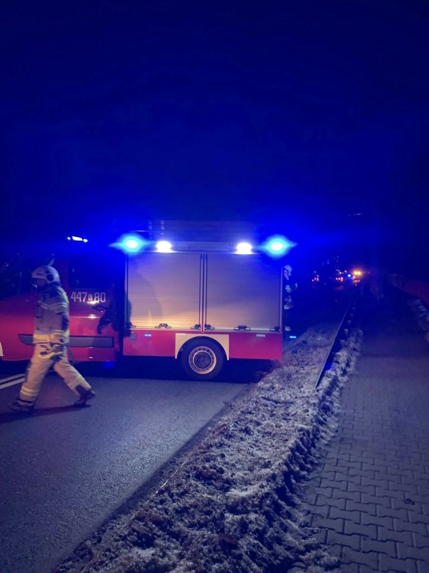 Nietypowa akcja strażaków w Klęczanach koło Gorlic. Musieli usunąć sople, które niebezpiecznie zwisały nad DK 28