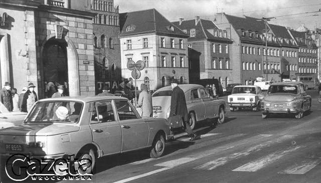 ROK 1979. RYNEK, SKRZYŻOWANIE ULICY ŚWIDNICKIEJ I OŁAWSKIEJ.