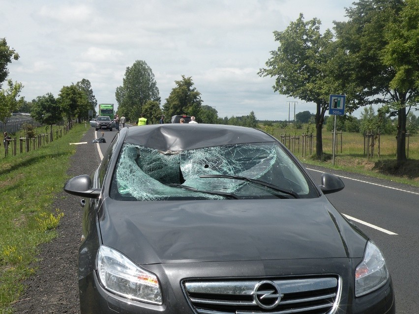 Trzemeszno: Tragedia na krajowej 15. Zginął rowerzysta. Potrącił go obywatel Niemiec