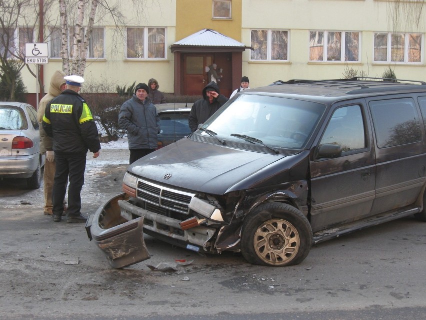 Ulica Warszawskie Przedmieście w Kutnie zablokowana, zderzyło się 6 aut