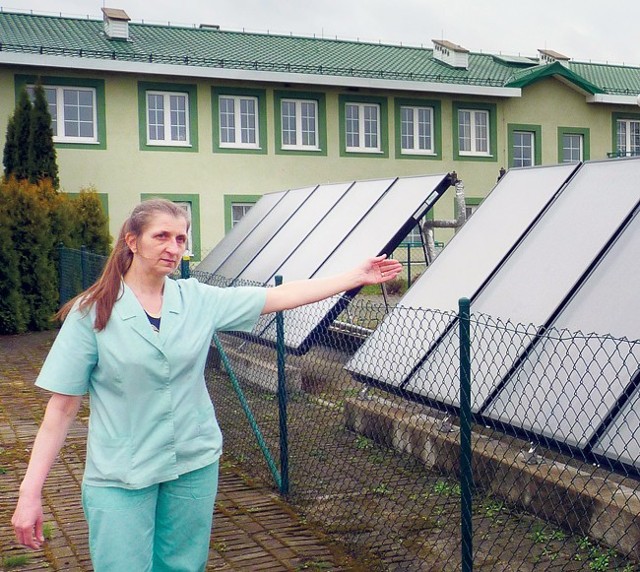 Pracownica radomszczańskiego DPS prezentuje solary