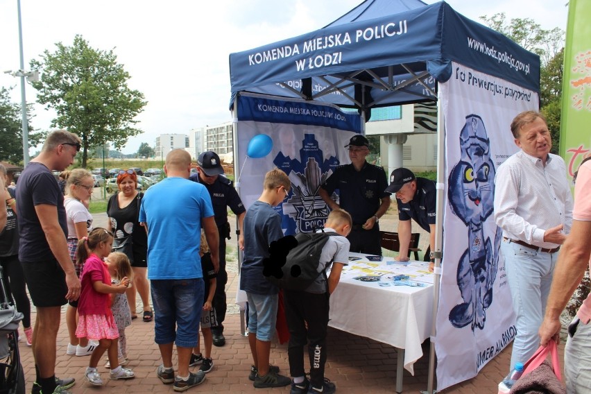 Piękna pogoda, wodne atrakcje, tłumy ludzi i…policjanci. Wakacyjna promocja zawodu policjanta w Uniejowie (ZDJĘCIA)