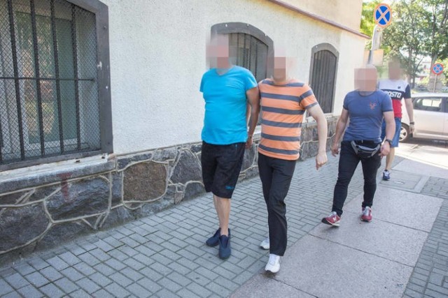 Posiedzenie aresztowe odbyło się w Sądzie Rejonowym w Słupsku 18 lipca. Wówczas sąd zastosował wobec 50-letniego Tomasza Sz. tymczasowe aresztowanie na dwa miesiące, które po zażaleniu zostało skrócone. Teraz podejrzany jest na wolności.