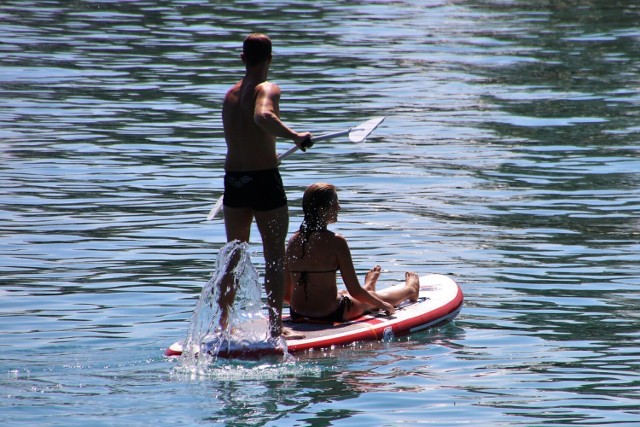 Co oznacza S.U.P.? To skrót od Stand Up Paddle i określa sport wodny polegający na poruszaniu się po wodzie na desce napędzanej przy pomocy pagaja