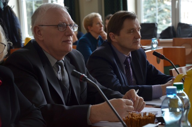 Radny Adam Czechowski (z lewej) nie chce komentować sprawy pojawienia się ulotek jego firmy w bełchatowskim starostwie