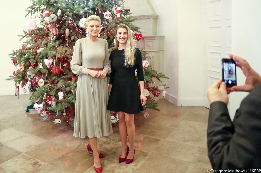Agata Duda ubrała choinkę w Pałacu Prezydenckim z młodzieżą z Nałęczowa (Galeria zdjęć)