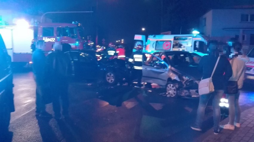 Zderzenie dwóch aut w Sieradzu. Do wypadku doszło na skrzyżowaniu Wojska Polskiego i Mickiewicza