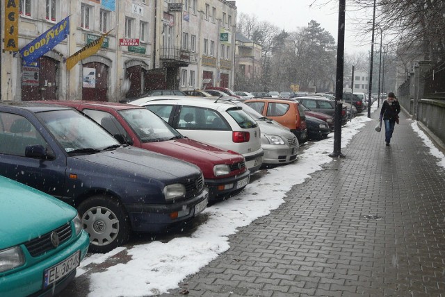 Płatne parkowanie ma być receptą na zastawione parkingi w mieście i... kłopoty MZK