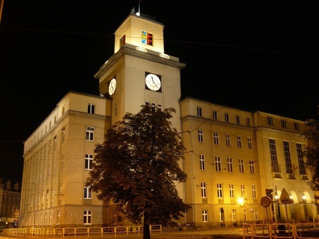 Budynek Urzędu Miasta po zmroku.
