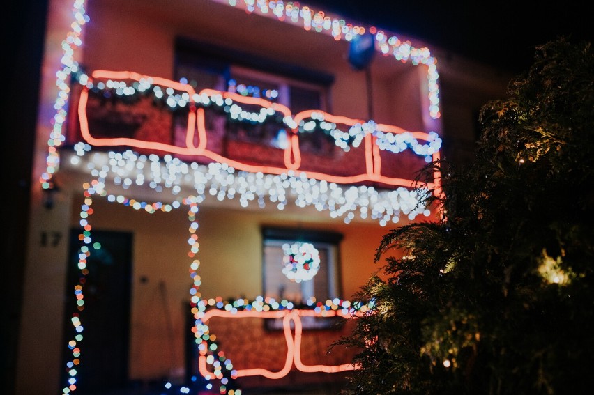 Mieszkańcy Obornik oświetlają swoje domy lampkami dodając im uroku. Zobacz jak wyglądają najbardziej rozświetlony domy w Obornikach