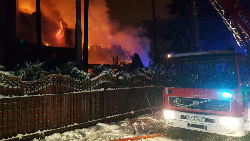 Po pożarze hotelu Necko w Augustowie. Prokuratura sprawdza, czy strażacy działali nieudolnie [ZDJĘCIA]