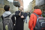 Ksiądz z Poznania rozdawał... pieniądze podczas mszy świętych w swojej nowej parafii