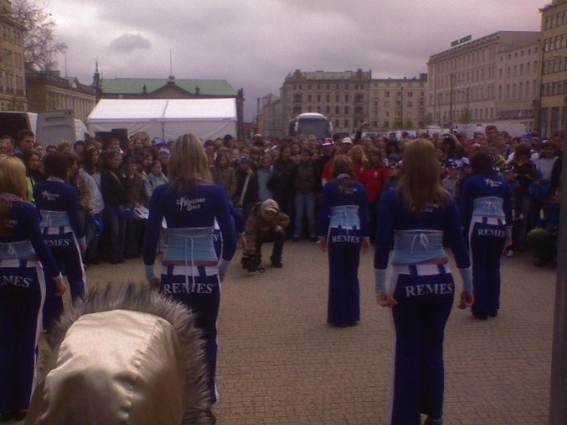 Dziewczyny z &quot;Kolejorz girls&quot; na placu Wolności w Poznaniu w tańcu.