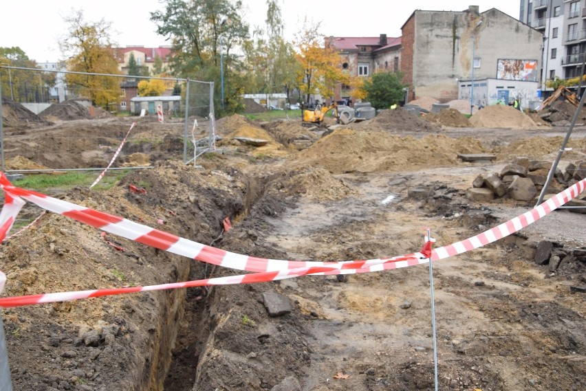 Budują parking przy ul. Jagiellońskiej. Kiedy będzie można tam zostawić samochód? [ZDJĘCIA]