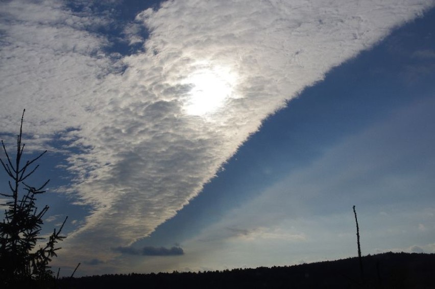 Chmury uchwycone w obiektywie w okolicach Karczówki