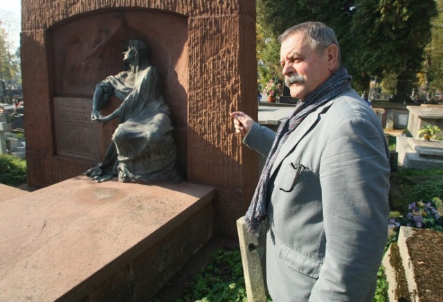 -&nbsp;Najpiękniejszy secesyjny pomnik na kieleckim cmentarzu Róży Mayzlowej został uratowany - mówi Stanisław Szrek.
