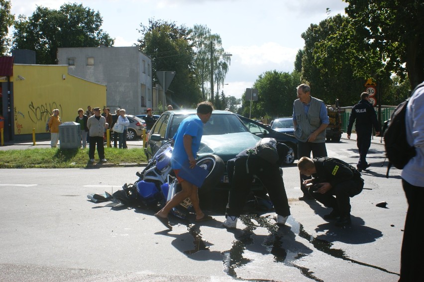 Na ul.Śląskiej motor wbił się w auto! (zdjęcia)