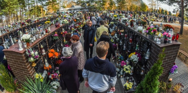 W Uroczystość Wszystkich Świętych Polacy masowo odwiedzają na cmentarzach swoich bliskich. 1 listopada nekropolie są zatłoczone, a pomniki zmarłych os&oacute;b są pełne przepięknych kwiat&oacute;w oraz kolorowych zniczy. Zobaczcie zdjęcia z cmentarza przy ul. Wiślanej w Bydgoszczy.

&lt;center&gt;
Flesz - bezpieczne dziecko. To musisz wiedzieć!
&lt;script class=&quot;XlinkEmbedScript&quot; data-width=&quot;640&quot; data-height=&quot;360&quot; data-url=&quot;//get.x-link.pl/056ce21f-99e9-b6b3-d0e7-47a9399c5c58,fd55b8af-4abc-e769-dda9-72a08e93d6af,embed.html&quot; type=&quot;application/javascript&quot; src=&quot;//prodxnews1blob.blob.core.windows.net/cdn/js/xlink-i.js?v1&quot;&gt;&lt;/script&gt;
&lt;/center&gt;