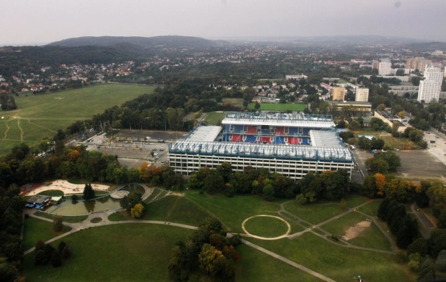 Trwają prace projektowe związane z nowym zagospodarowaniem otoczenia stadionu Wisły Kraków. Wokół obiektu powstaną m.in. parkingi i boisko treningowe.