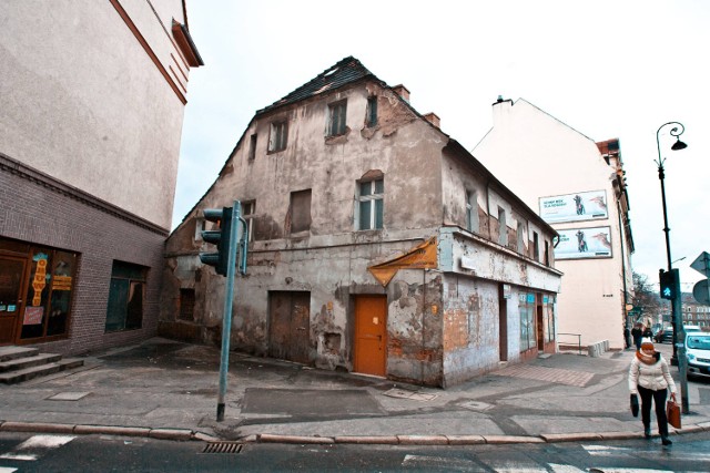 Władze Wałbrzycha przeznaczyły zrujnowany budynek przy ul. Słowackiego 21 do rozbiórki. Decyzję w tej sprawie wstrzymał konserwator zabytków