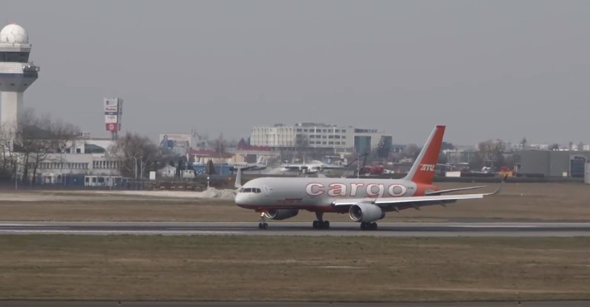 Samoloty z Chin wylądowały na lotnisku Chopina. W środku prawie 2 miliony maseczek, kombinezony i gogle