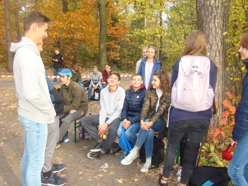 Piknik zorganizowano w uroczysku leśnym w Pietruchowem koło...
