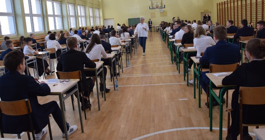 Egzamin ósmoklasisty 2021 w Zduńskiej Woli. We wtorek ruszają pisemne egzaminy 