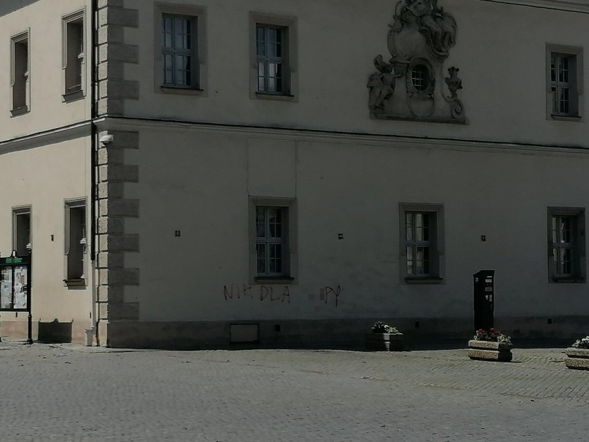 Wandal namalował wulgarne hasła na zabytkowych budynkach w Głogówku 