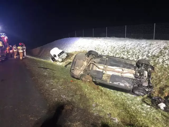 Samochody zderzyły się na 158 kilometrze trasy S3. Zdarzenie miało miejsce niedaleko Świebodzina, na pasie w kierunku Zielonej Góry. W wyniku zderzenia jedna osoba została przetransportowana do szpitala. 

Wypadek miał miejsce we wtorek, 7 grudnia, około godziny 20.30. Na trasie S3 zderzyły się dwa samochody osobowe. Po zderzeniu obydwa pojazdy wypadły z drogi i zatrzymały się na skarbie. Jeden samochód przewrócił się na bok. Na miejsce wezwano cztery zastępy strażaków, pogotowie i policję. Jedna osoba została poszkodowana i przetransportowana do szpitala. 

W czasie akcji ratunkowej i podczas usuwania uszkodzonych pojazdów część drogi S3 została zamknięta, ruch w stronę Zielonej Góry odbywał się jednym pasem. 

Wideo: Tragiczny wypadek między Górzycą a Żabicami. Nie życie trzech nastolatków
