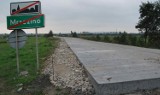 Na drodze przez łąki leją asfalt. Trasa z Mrzezina do Kosakowa nieprzejezdna