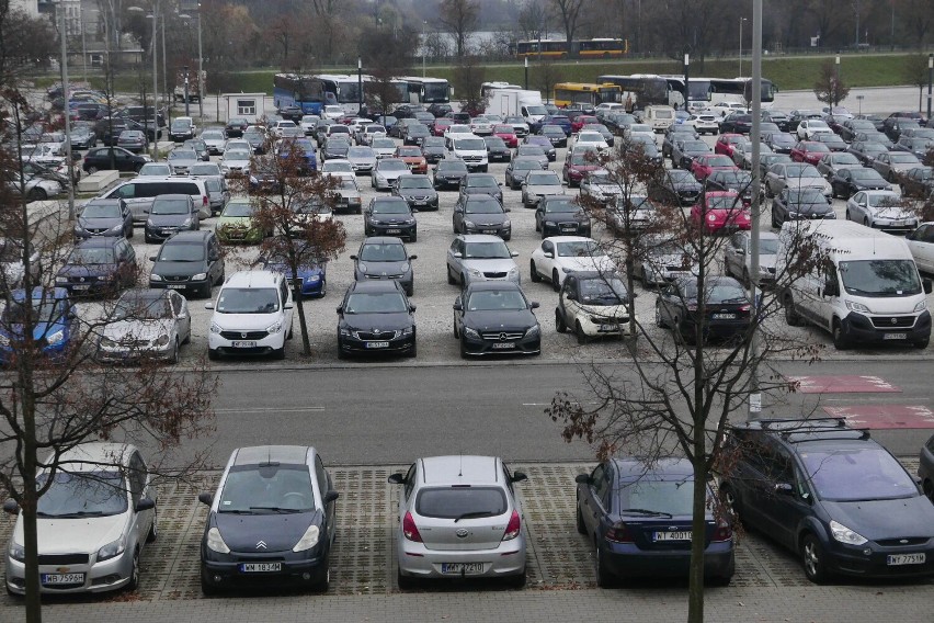 Warszawa traci gigantyczny parking. Teraz "dostępny dla wszystkich bezpłatnie". Ale z małym wyjątkiem