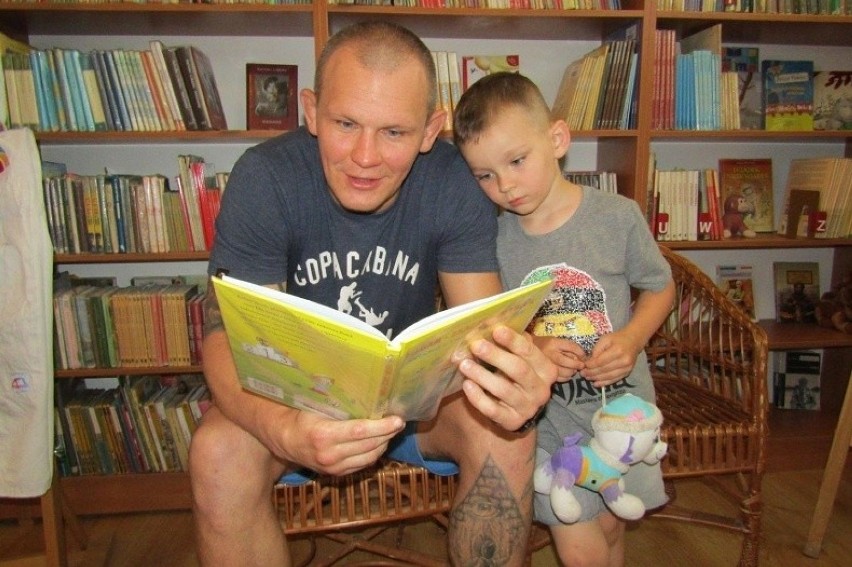 Michał Pasternak czytał dzieciom w pińczowskiej bibliotece....